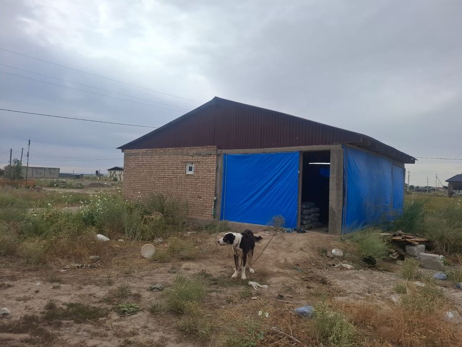 Недостроенный дом с участком