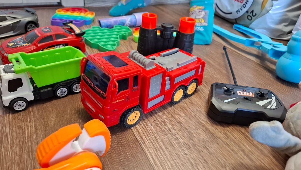 Игрушки пакетом: машинки и другие.