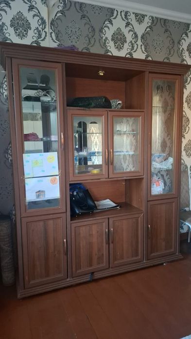 Горка, телевизор және стол бар
