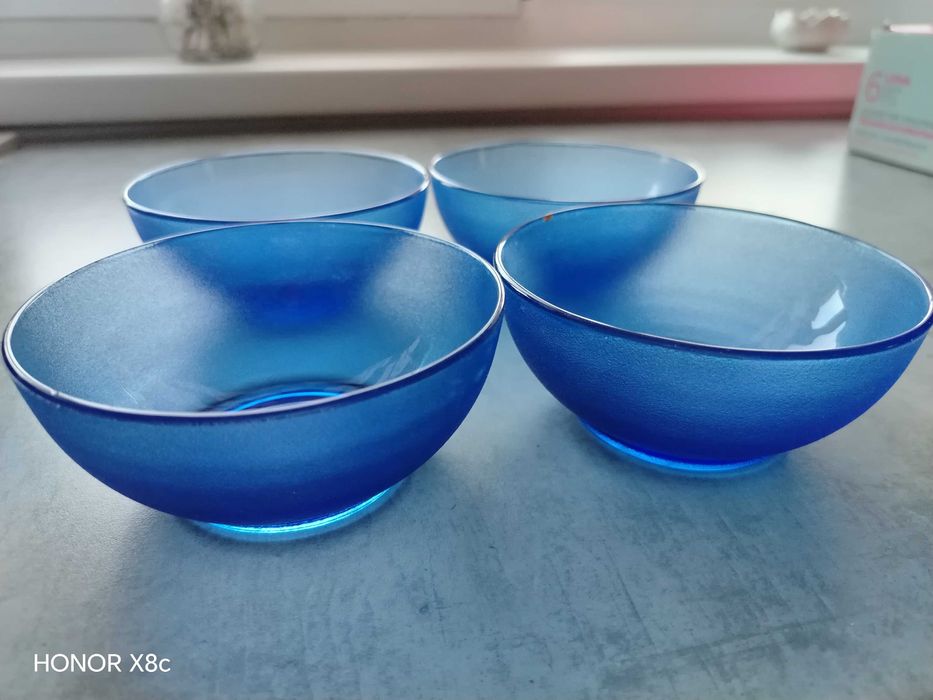 2 Seturi cești, boluri și tace de sticla albastră