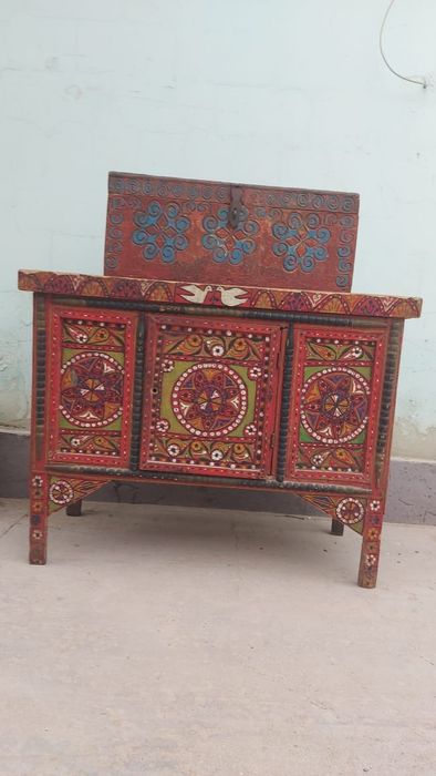 Қол өнер сатылады