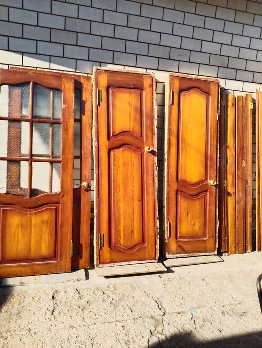 Продам двери - дерево, с коробкой