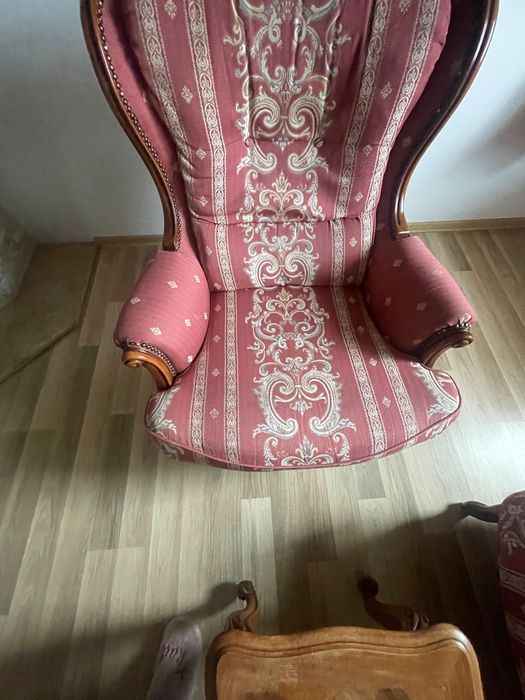 Vând  mobilă vintage compusă din comodă  nuc,set canapea 2 locuri și 2 fotolii,dulap cu vitrină și ceas pendulă!