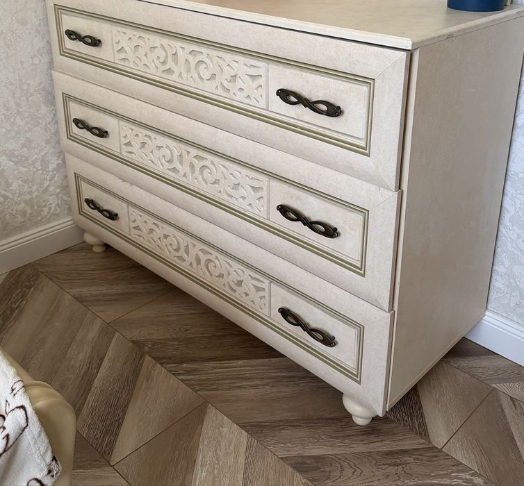 кровать односпальная и комод