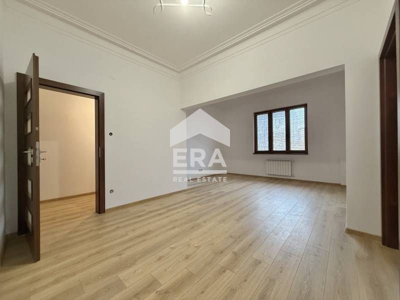 Южен двустаен апартамент с отделна кухня до площад "Възраждане"