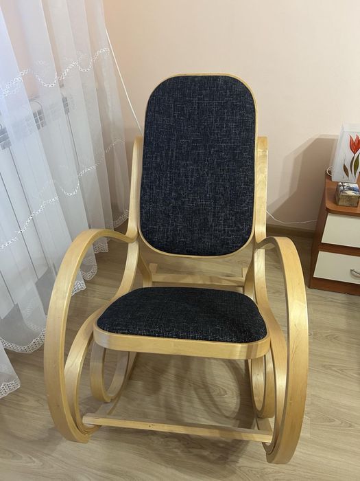 Продавам удобен люлеещ се стол