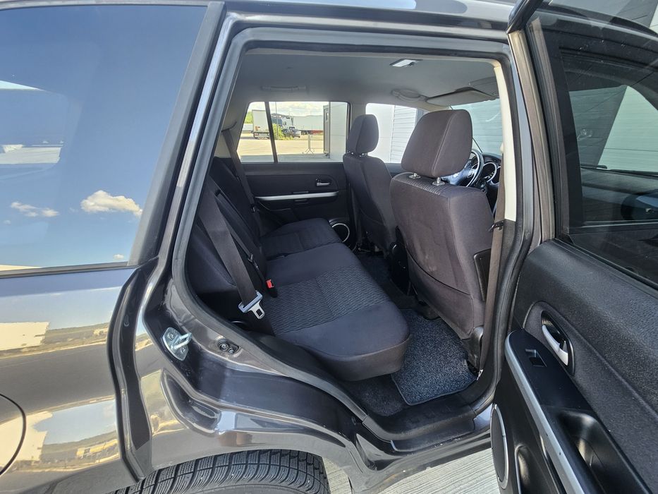 Suzuki grand vitara  An 2013 Motorizare 1.9 Diesel  4x4 cu reductor Navigație  Jante  Clima  Cârlig  Posibil Rate ***