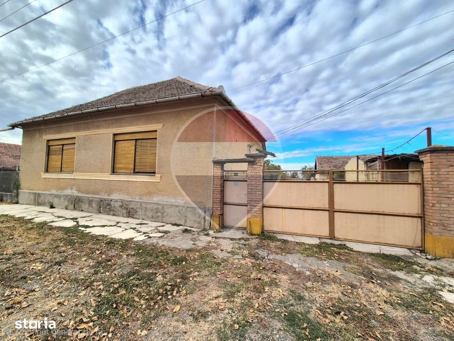 Casă cu teren de 2.210 mp de vânzare în Turnu