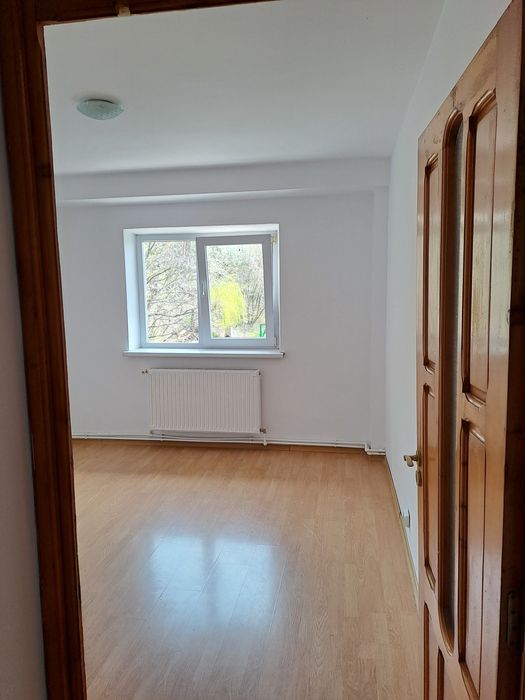Închiriez apartament trei camere zonă rezidențială