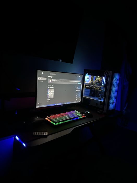 Геймърски компютър и монитор