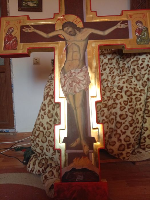 Cruce de altar (sau troiță) pictată în pigmenți naturali .