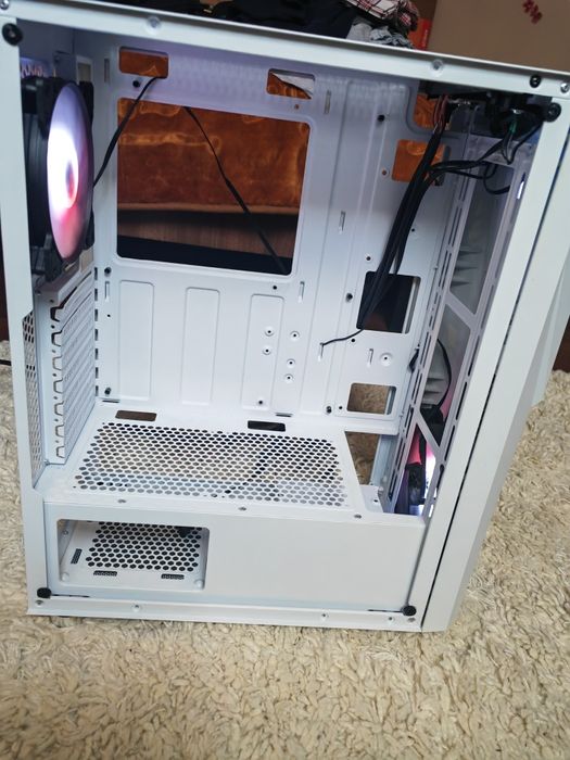 Carcasa PC albă cu rgb customizabil  - URGENT