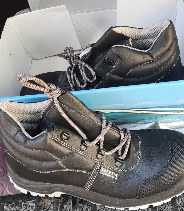 Продавам работни обувки с метално бомбе отпред