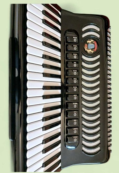 Vând acordeon MANTOVANELLI