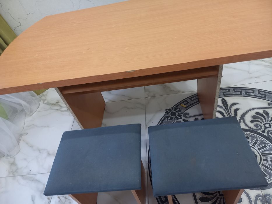 Стол со стульями