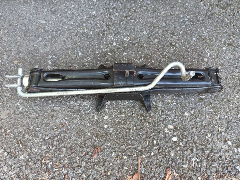 Yală uși, cric Logan