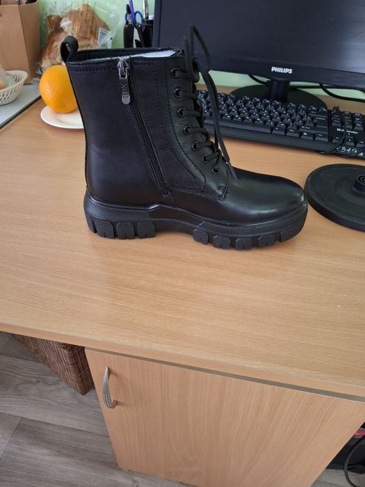 Продам ботинки женские