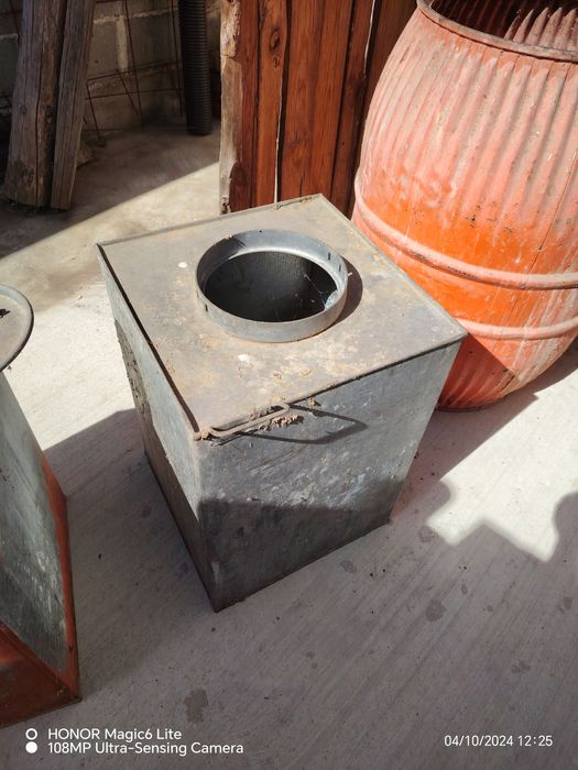 Продавам метални варели и железен казан