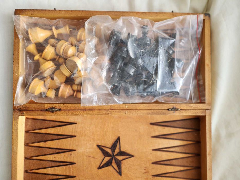 шах : дървен 48х48см +табла и пирогфафиран р-р 34х34 см, к-ти с фигури