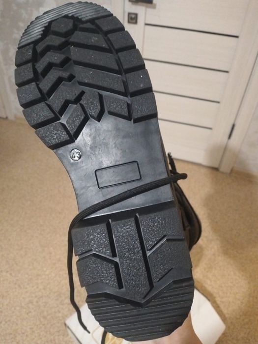 Берцы черные, зимние.