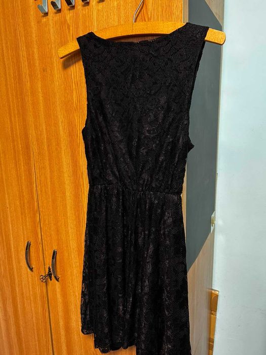 Rochie mini cu dantela aplicata neagra