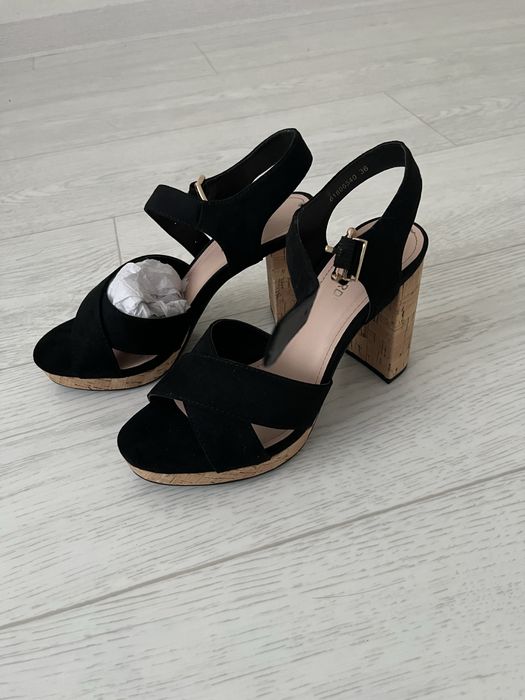 Продаю новые босоножки