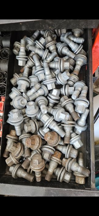 Piulite , prezoane  ford volvo Peugeot  kia mazda Hyundai  toyota  vw