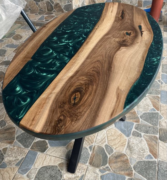 Masă de cafea ovală – Rășină epoxidică + lemn de nuc, picioare spider