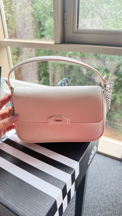 Продаетчя Сумка DKNY