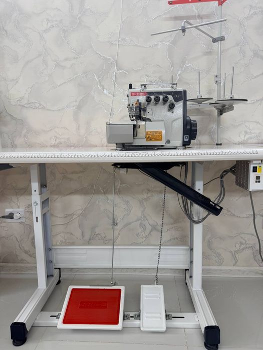 Аверлок-машинка швейная