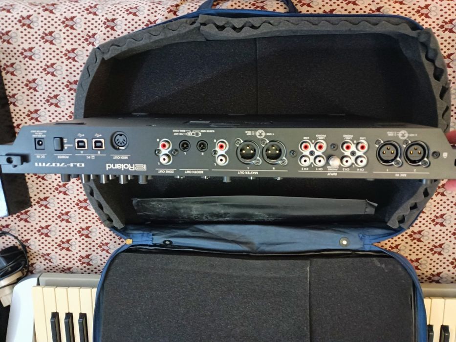 Продавам gj конзола roland 707m.