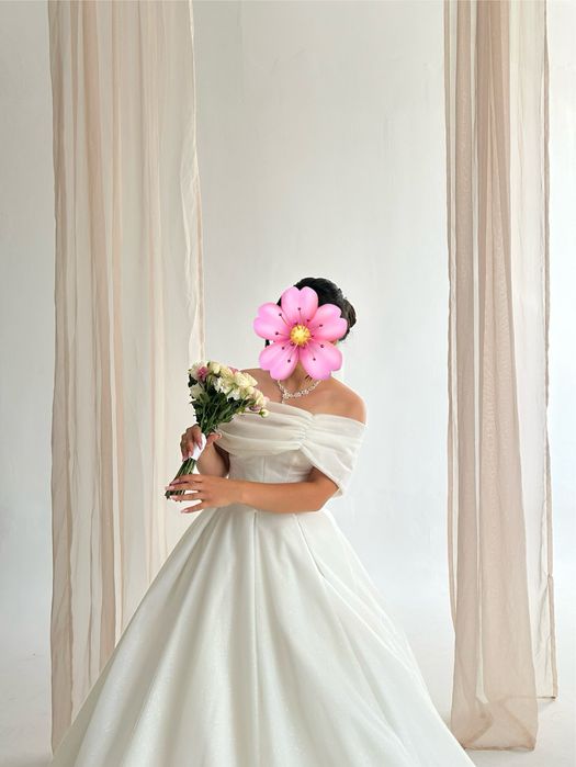 Свадебное платье с шлейфом, накидка на плечи и рукава