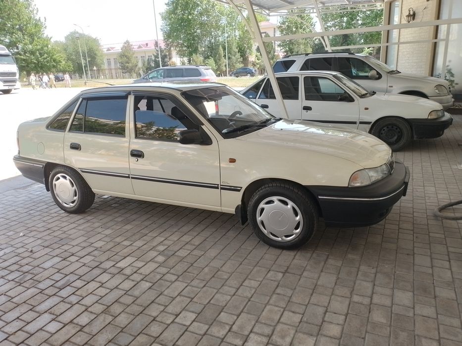 Nexia sotiladi bir qo'l