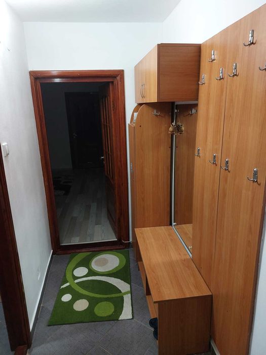 Inchiriez apartament 2 camere.