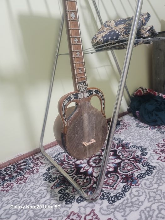 Qashqar rubobi sotiladi