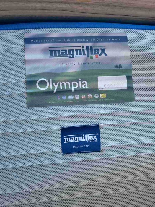 Продавам две единични легла с ракли и матраци, изработени по поръчка.