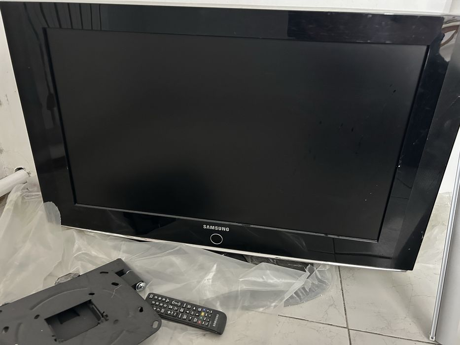 Телевизор вместе с кранштеином