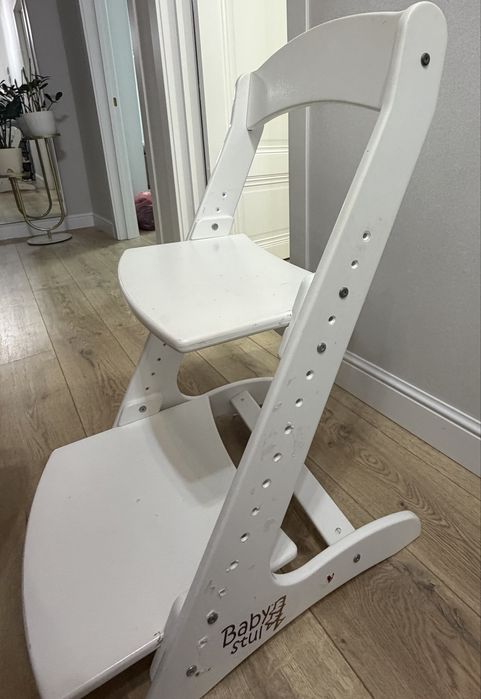 Растущий стул из дерева