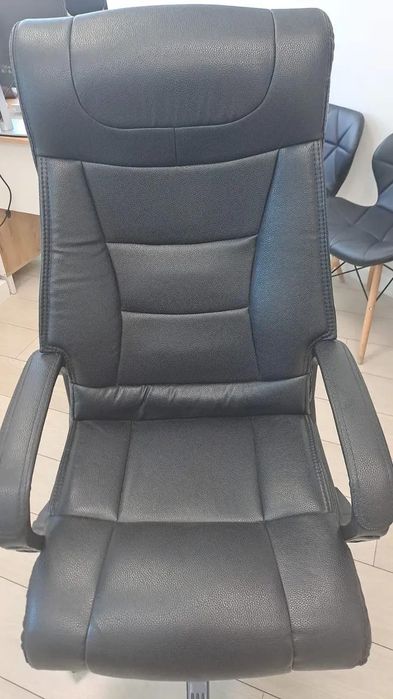 Продам кожаное офисное кресло