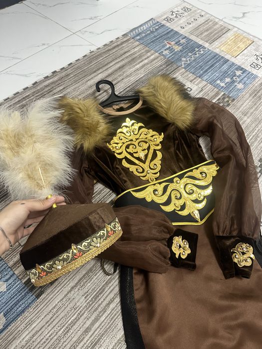 Казахский коричневый костюм