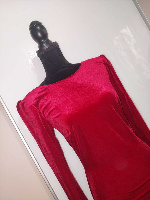 Rochie noua din catifea rosie cu umeri bufanti material elastic