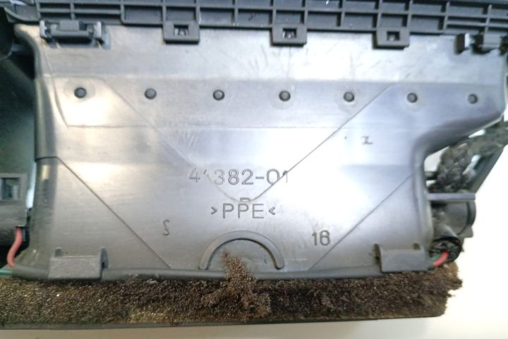 Grila  ventilatie centrala bord 4438201 Audi A4 B6 seria