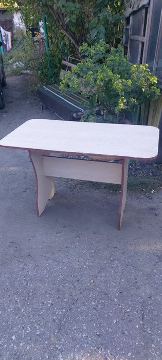 Продам стол кухонный