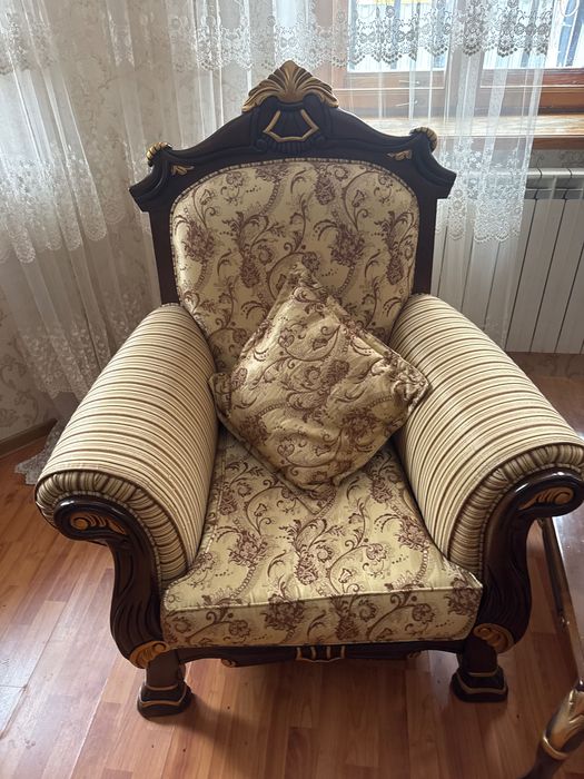 Диван, кресло, столик