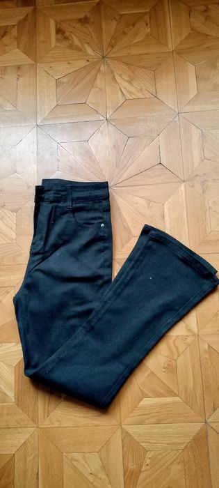 Расклешённые джинсы.