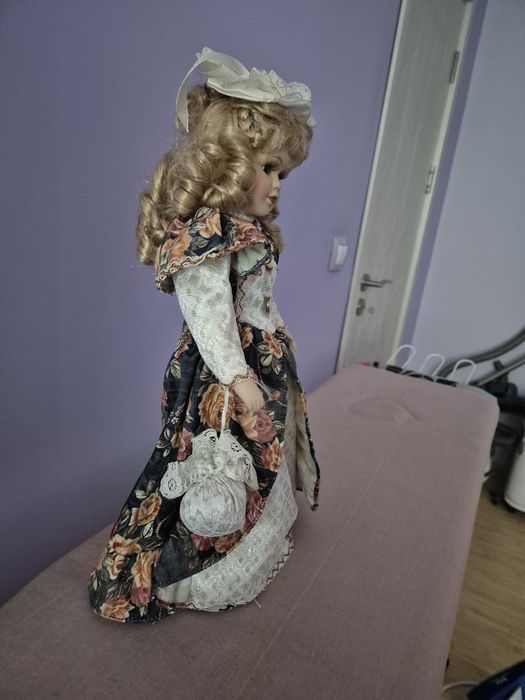 Продавам порцеланова кукла