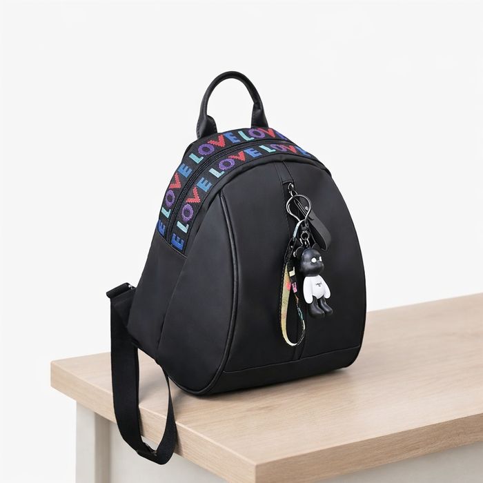 Модерна черна раница с надпис "LOVE" и ключодържател мече