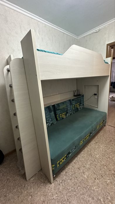 СРОЧНО! Продам двухъярусную кровать с диваном