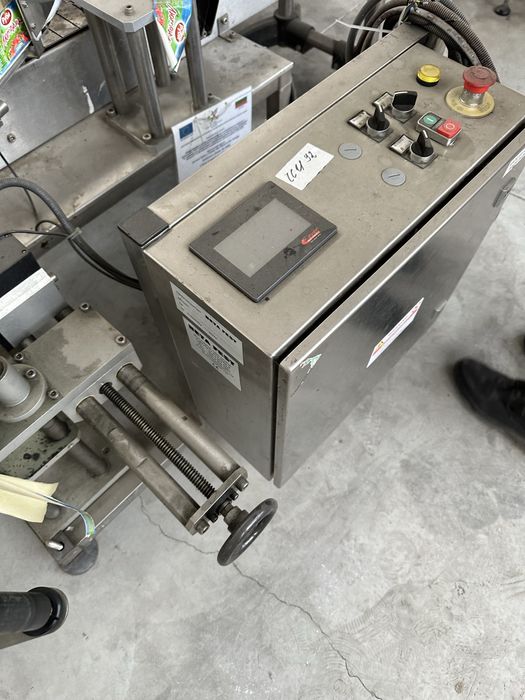 Линия за автоматично пълнене, затваряне на капак и поставяне на етикет