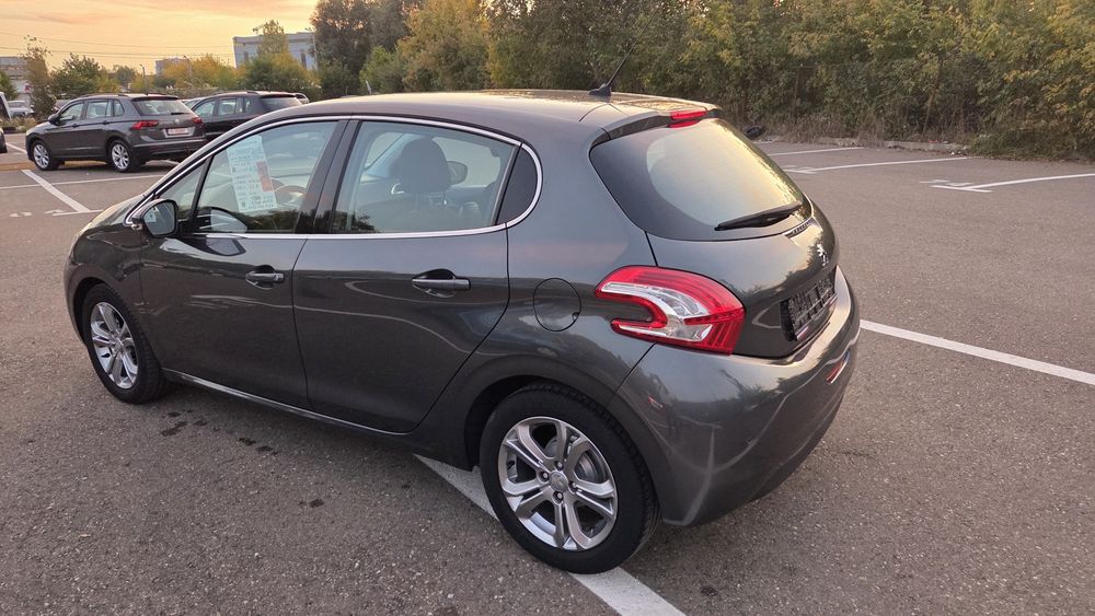 Peugeot 208 Benzina 1.2 Navigatie model 2015 euro 5 Top Top 10